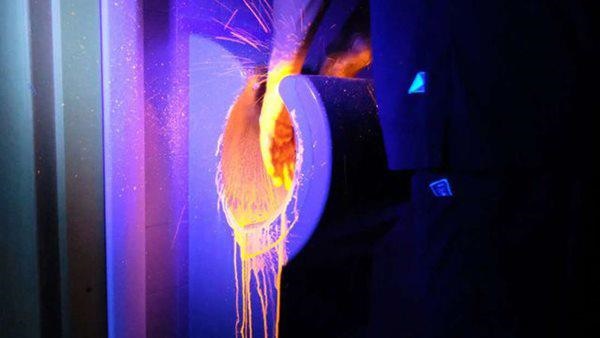 Cho con dùng máy sấy tay nơi công cộng, chuyên gia thảng thốt vì lỗi sai gây hại-2