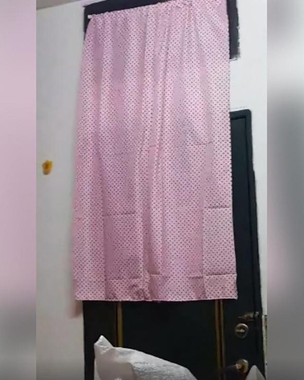 Thuê nhà mới nhưng thấy chó sủa dữ dội, cặp đôi phát hiện điều kinh hoàng trên cửa sổ-1