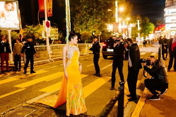 Sau Ngọc Trinh, thêm người đẹp Việt khoe lưng trần quyến rũ trên thảm đỏ Cannes-11