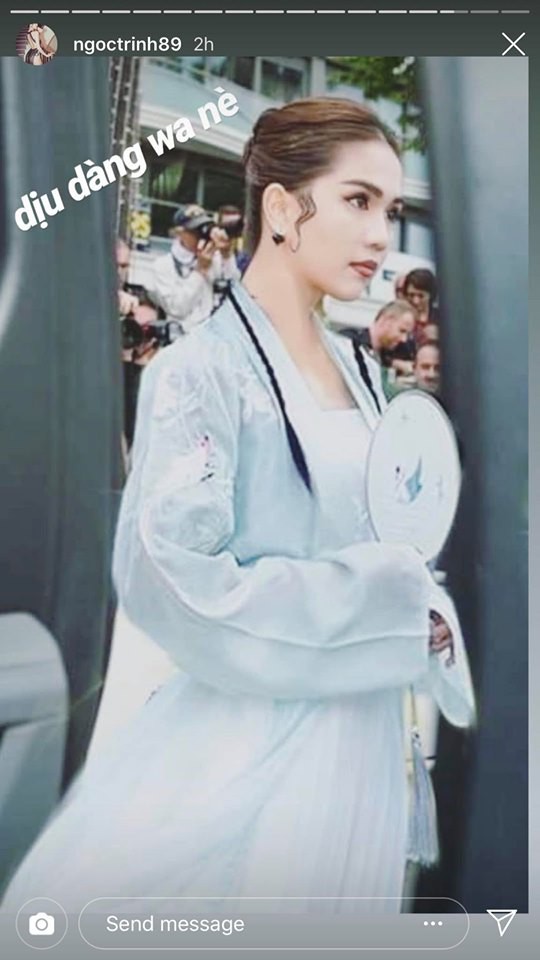 Ngọc Trinh lầy lội tự đăng loạt ảnh dân mạng quây váy, đội nón bảo hiểm che chắn kỹ càng cho mình trên thảm đỏ Cannes-4