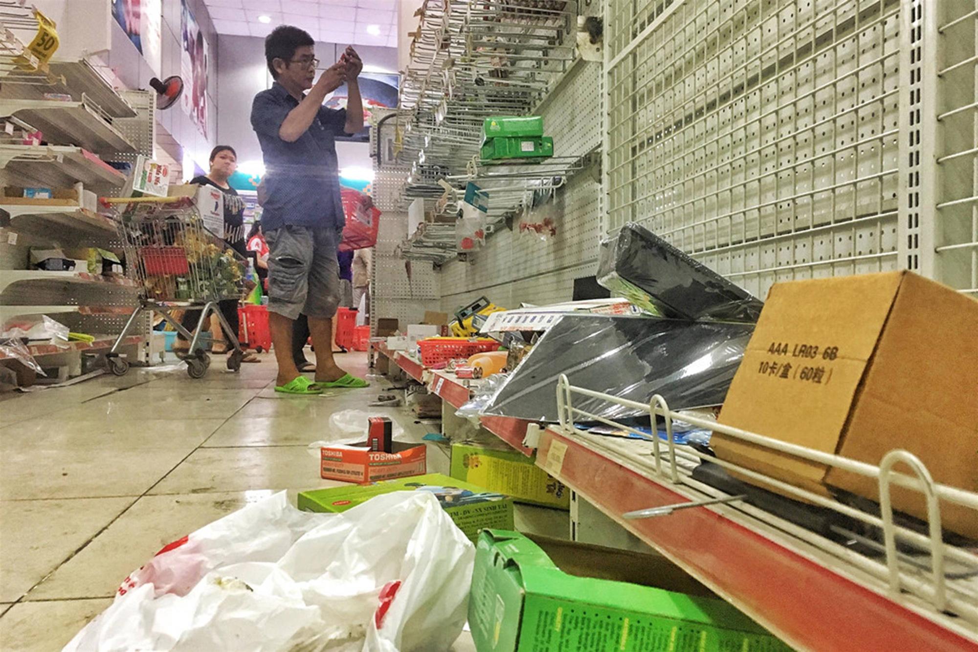 Khách vứt hàng bừa bãi, Auchan tan hoang trước ngày đóng cửa-1