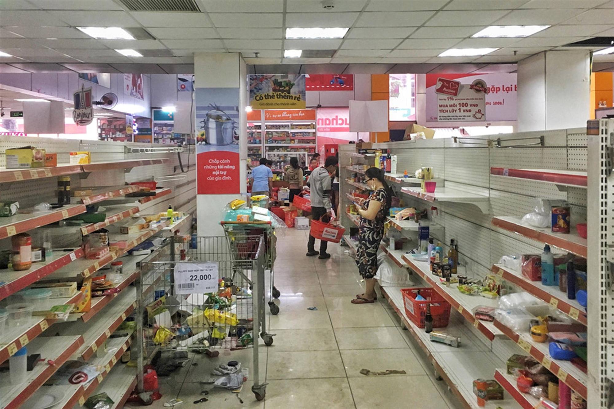 Khách vứt hàng bừa bãi, Auchan tan hoang trước ngày đóng cửa-9