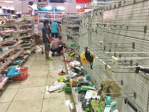 Khách vứt hàng bừa bãi, Auchan tan hoang trước ngày đóng cửa
