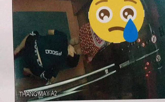 Người quỳ xuống sàn thang máy nhìn váy phụ nữ là thiếu niên 16 tuổi-1