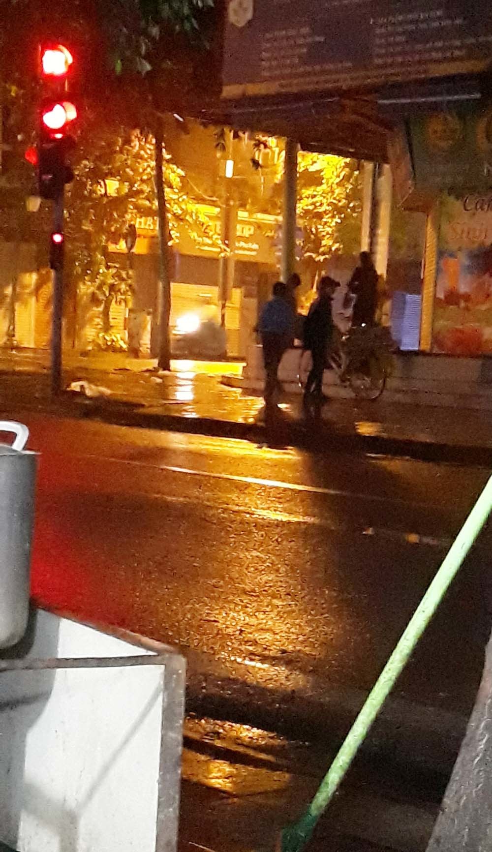 Bất ngờ về nhóm người vô gia cư nhận quà từ thiện trên phố đêm Hà Nội-4