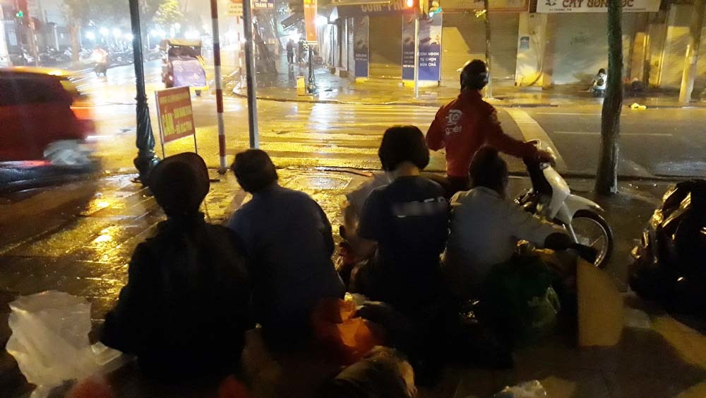 Bất ngờ về nhóm người vô gia cư nhận quà từ thiện trên phố đêm Hà Nội-1