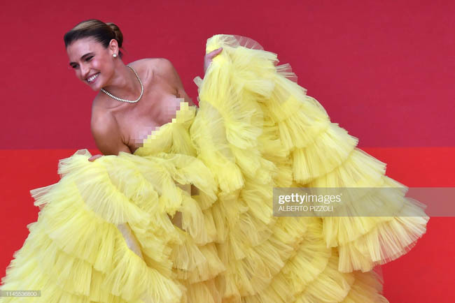Người mẫu bị nghi cố tình tụt váy lộ vòng 1 trên thảm đỏ Cannes-1