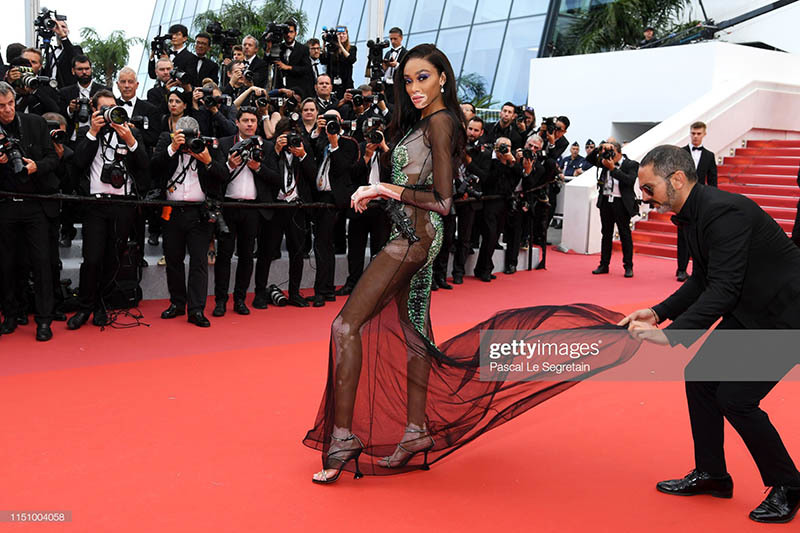 Người mẫu bị nghi cố tình tụt váy lộ vòng 1 trên thảm đỏ Cannes-10