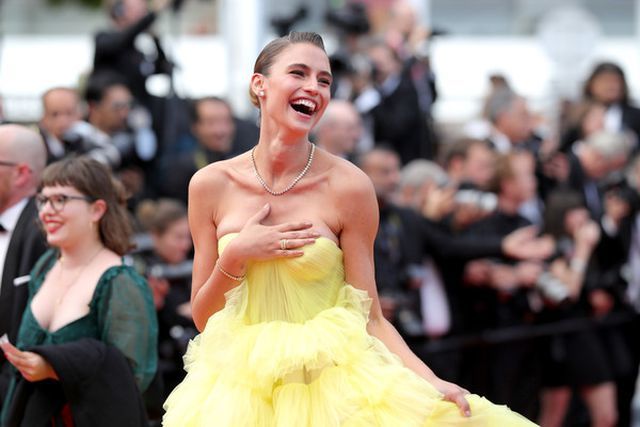 Người mẫu bị nghi cố tình tụt váy lộ vòng 1 trên thảm đỏ Cannes-2