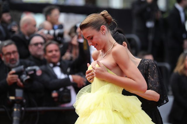 Người mẫu bị nghi cố tình tụt váy lộ vòng 1 trên thảm đỏ Cannes-3
