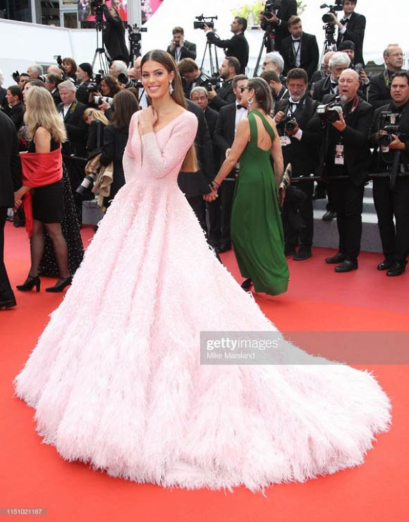 Người mẫu bị nghi cố tình tụt váy lộ vòng 1 trên thảm đỏ Cannes-8