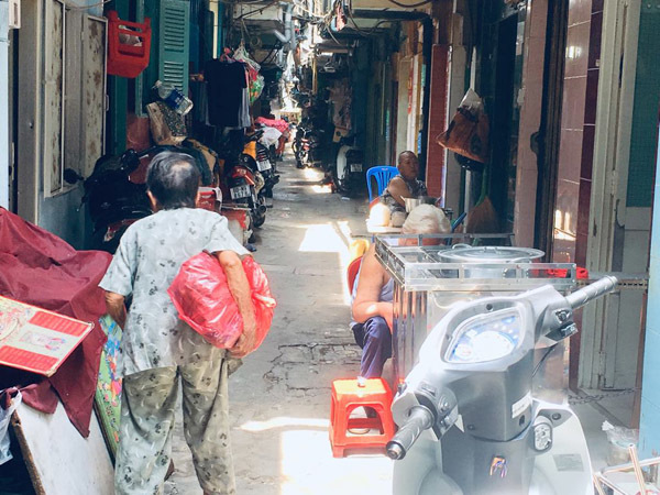 Đất dữ Sài Gòn: Anh công an ngồi đọc sách giữa đường để canh tội phạm-2
