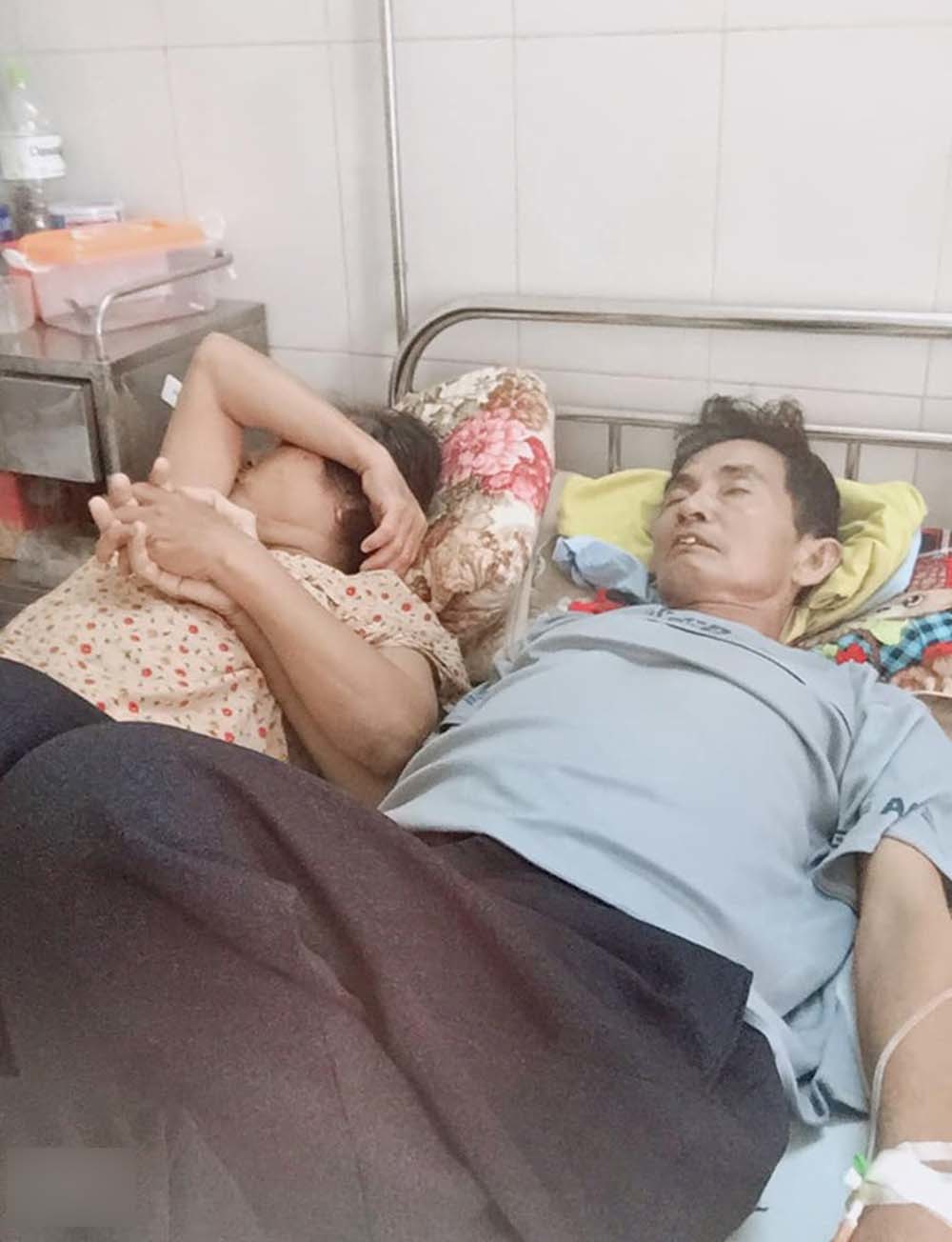 Bức ảnh người vợ nắm tay chồng bị ung thư giai đoạn cuối gây bão mạng-1