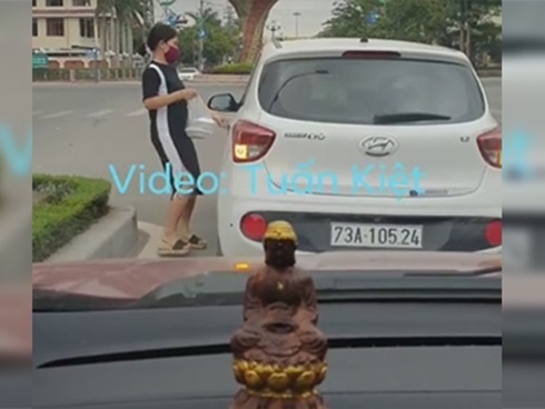 Clip: Nữ tài xế vượt phải, luồn lách như xe máy, gây tai nạn thót tim ở Thái Bình-1