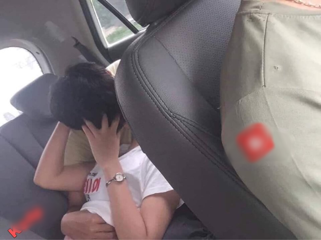 Ngày đầu chạy taxi, bác tài xế vớ ngay cặp khách xông xe nằm dài ra ghế sờ mó, hôn hít nhau-1