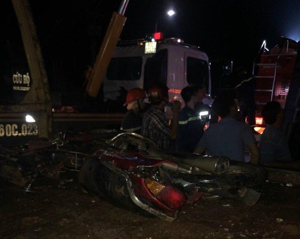 Kinh hoàng xe khách đang chạy bất ngờ lật ngang đè trúng xe máy, 19 người thương vong-2