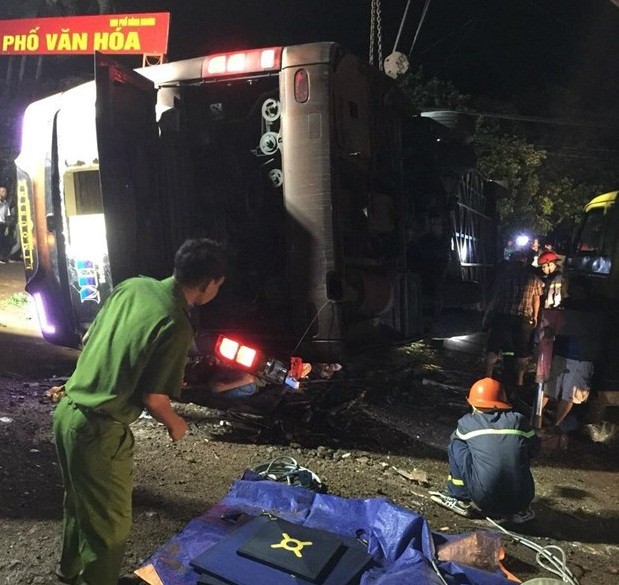 Kinh hoàng xe khách đang chạy bất ngờ lật ngang đè trúng xe máy, 19 người thương vong-3