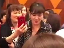 Hari Won bị tố giả tạo, chảnh chọe khi thẳng thừng gạt tay từ chối chụp ảnh với một khán giả lớn tuổi