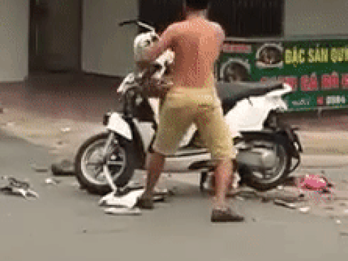 Vợ đi chơi với nhân tình, chồng mang xe máy ra giữa đường đập nát hét lớn: 