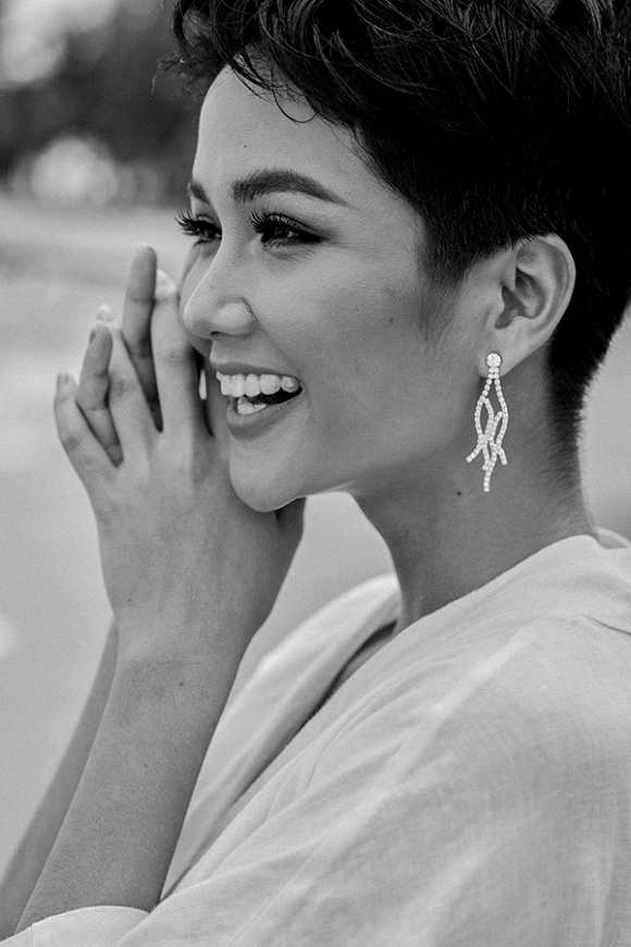 HHen Niê thả hồn giữa biển khơi đón nắng biển trong lành-1