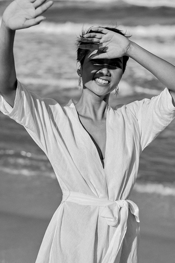 HHen Niê thả hồn giữa biển khơi đón nắng biển trong lành-6