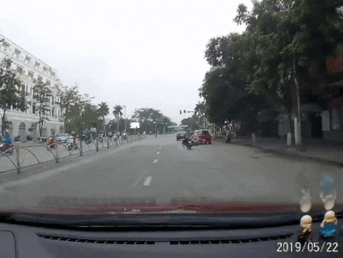 Lái ô tô đi ngược chiều bị chặn đầu và hành động của nữ tài xế sau đó khiến dân mạng phẫn nộ-1