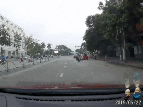 Clip: Nữ tài xế vượt phải, luồn lách như xe máy, gây tai nạn thót tim ở Thái Bình