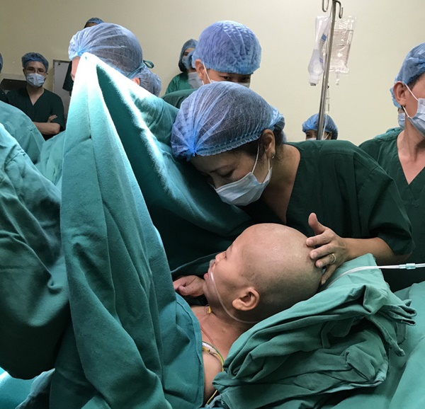 Clip: Khoảnh khắc bác sĩ mổ lấy thai cho sản phụ từ chối điều trị ung thư để sinh con-1