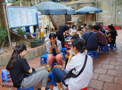 Cặp vợ chồng già và gánh trà thạch trân châu rẻ, độc lạ giữ bao kỷ niệm tuổi học trò-2