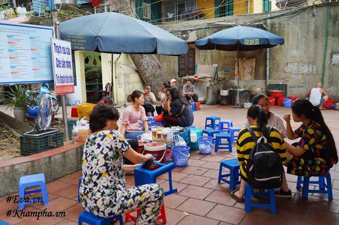 Cặp vợ chồng già và gánh trà thạch trân châu rẻ, độc lạ giữ bao kỷ niệm tuổi học trò-8