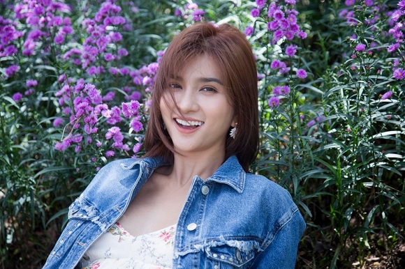 Diễn viên Kim Tuyến đẹp mơ màng giữa sắc hoa Đà Lạt-2