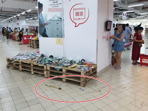 Sốc: Hết bày bừa, ăn vụng đồ khắp siêu thị Auchan, phụ huynh vô ý thức còn cho con ị ra sàn