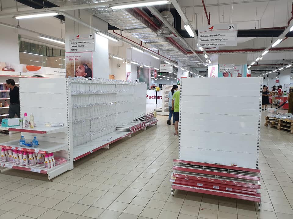 Sốc: Hết bày bừa, ăn vụng đồ khắp siêu thị Auchan, phụ huynh vô ý thức còn cho con ị ra sàn-2