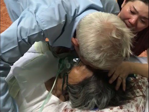 Câu chuyện xúc động đằng sau clip cụ ông hôn lên má vợ và ước hẹn: Sáu mươi mấy năm rồi, kiếp sau vẫn gặp nhau...-5