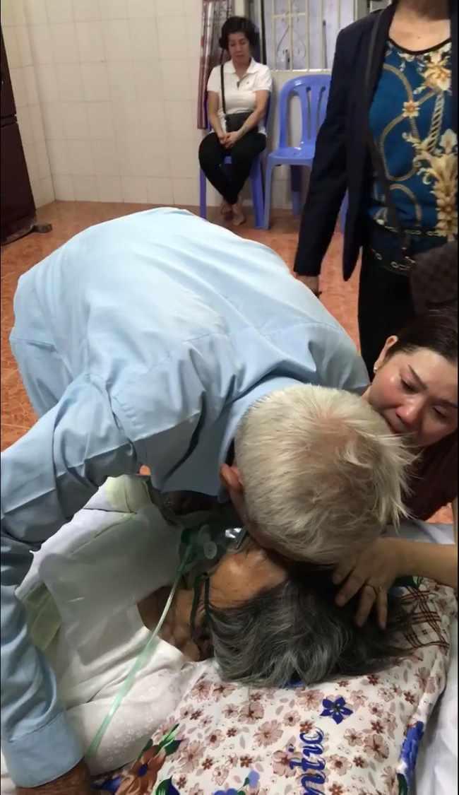 Không cầm được nước mắt với thời khắc sinh tử chia xa, chồng già nắm chặt tay vợ, hẹn gặp nhau kiếp sau-1