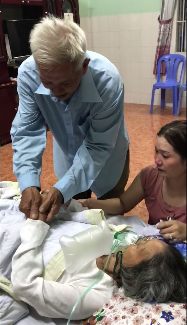 Không cầm được nước mắt với thời khắc sinh tử chia xa, chồng già nắm chặt tay vợ, hẹn gặp nhau kiếp sau-2