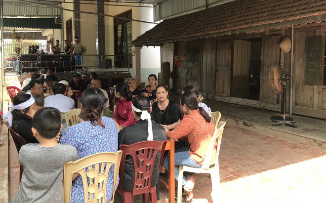 Người thân đau đớn an táng nạn nhân vụ bê tông chứa thi thể người ở Bình Dương-1