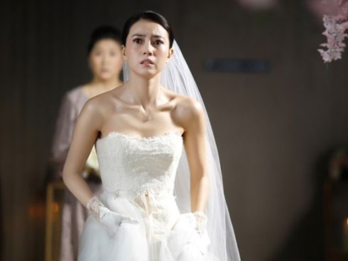Ngày cưới, tôi bàng hoàng khi thấy một cậu bé 4 tuổi lao đến ôm chặt chân chú rể rồi òa khóc