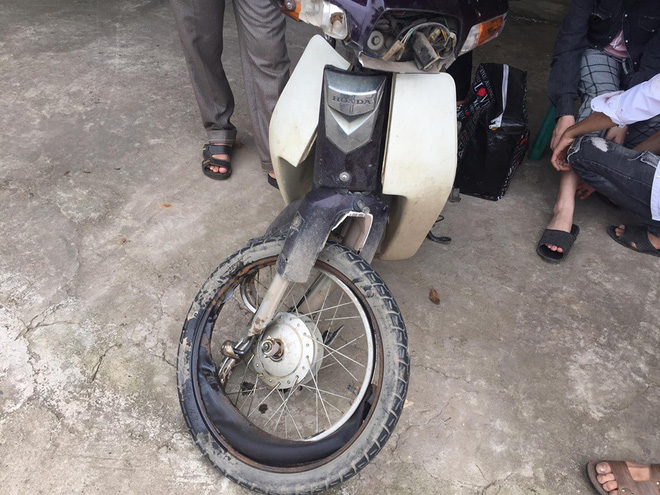 CLIP: Khoảnh khắc thót tim khi người đàn ông chở vợ bầu cố tình qua mặt xe tải-2