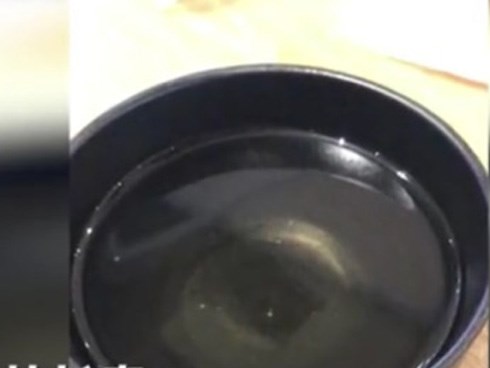 Bà mẹ bị đuổi việc vì cho con tè vào bát của nhà hàng, còn đăng lên MXH thách đố bạn bè