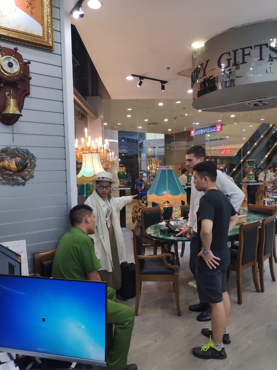 Vào trung tâm thương mại sống ảo, Bella làm vỡ chiếc bình gần 20 triệu đồng, còn tỏ thái độ lồi lõm khiến nhiều người phẫn nộ-2