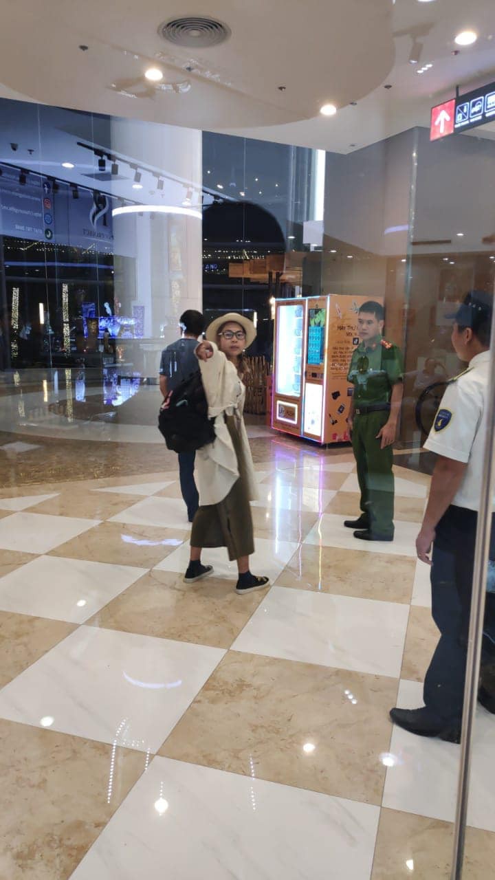 Vào trung tâm thương mại sống ảo, Bella làm vỡ chiếc bình gần 20 triệu đồng, còn tỏ thái độ lồi lõm khiến nhiều người phẫn nộ-3