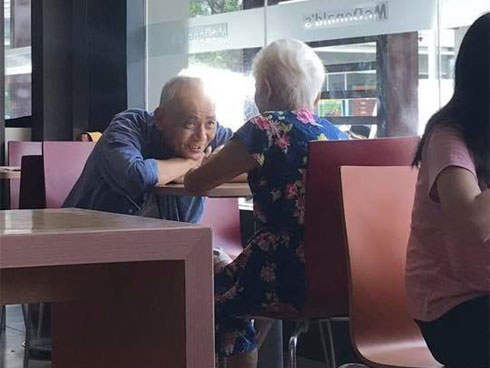 Tưởng túi bánh tráng trộn bình thường, hội chị em xem kỹ mới giật mình khiếp hãi vì có gián bên trong-2