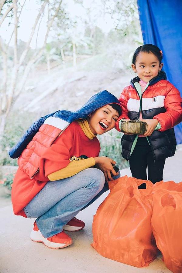 Á hậu Thuỳ Dung khiến fans xúyt xoa với loạt ảnh bikini nóng bỏng trên biển-11