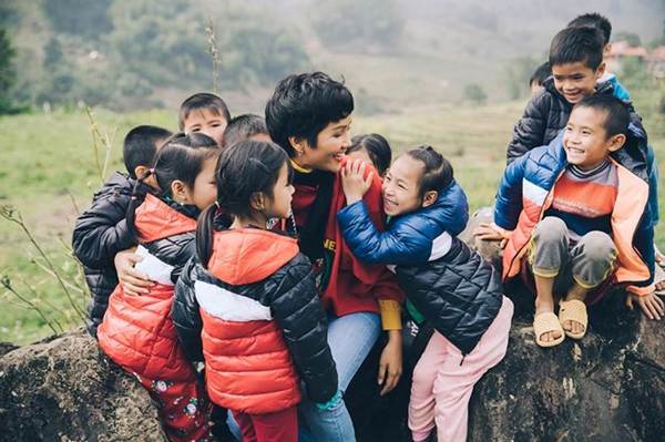 Á hậu Thuỳ Dung khiến fans xúyt xoa với loạt ảnh bikini nóng bỏng trên biển-13