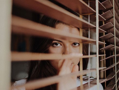 Đến nhà sếp ký hồ sơ, em chết lặng khi nghe tiếng nói của một người quen vọng ra từ phòng ngủ