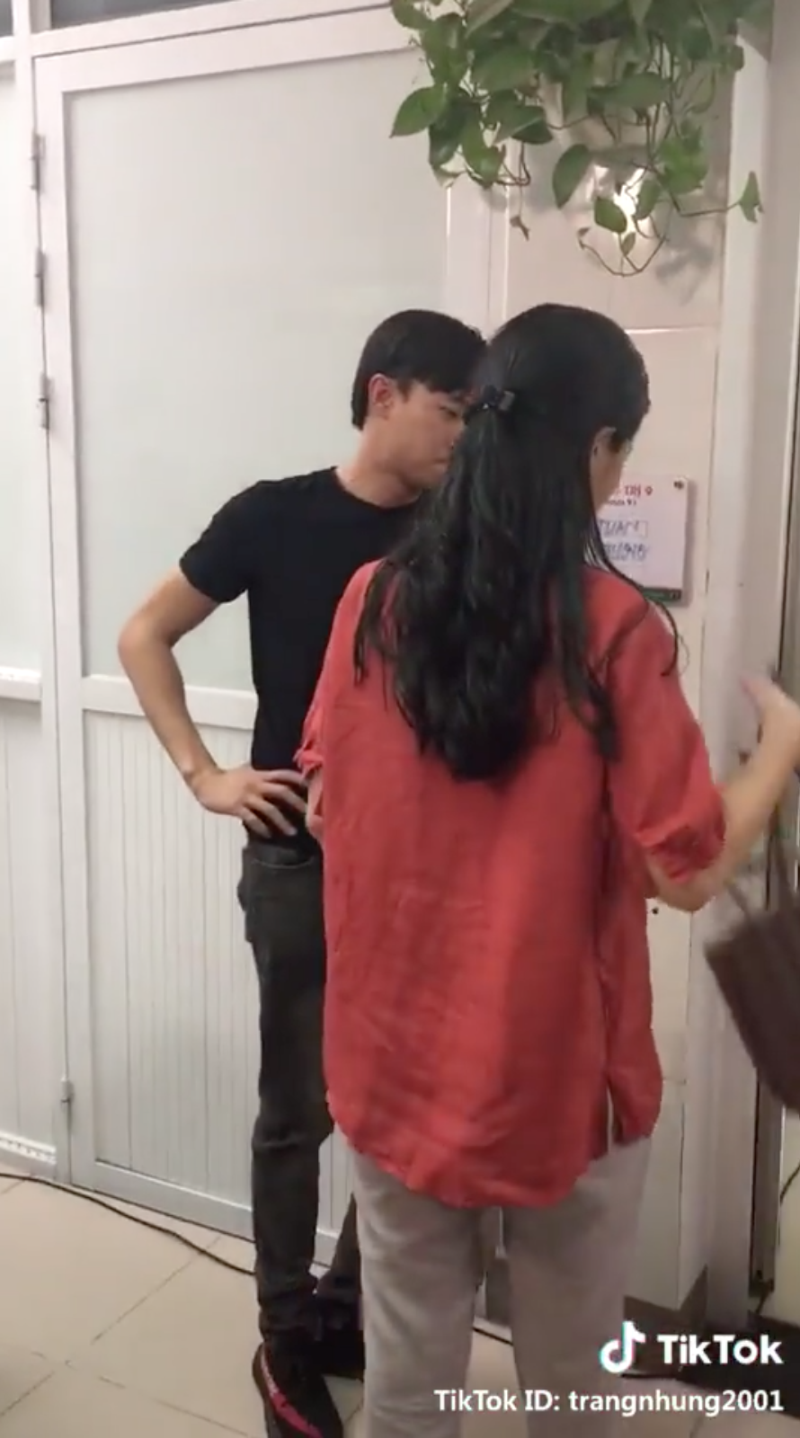 Về nhà đi con: Tiếp tục lộ clip hậu trường Vũ vui vẻ chăm sóc Thư đẻ trong bệnh viện-4