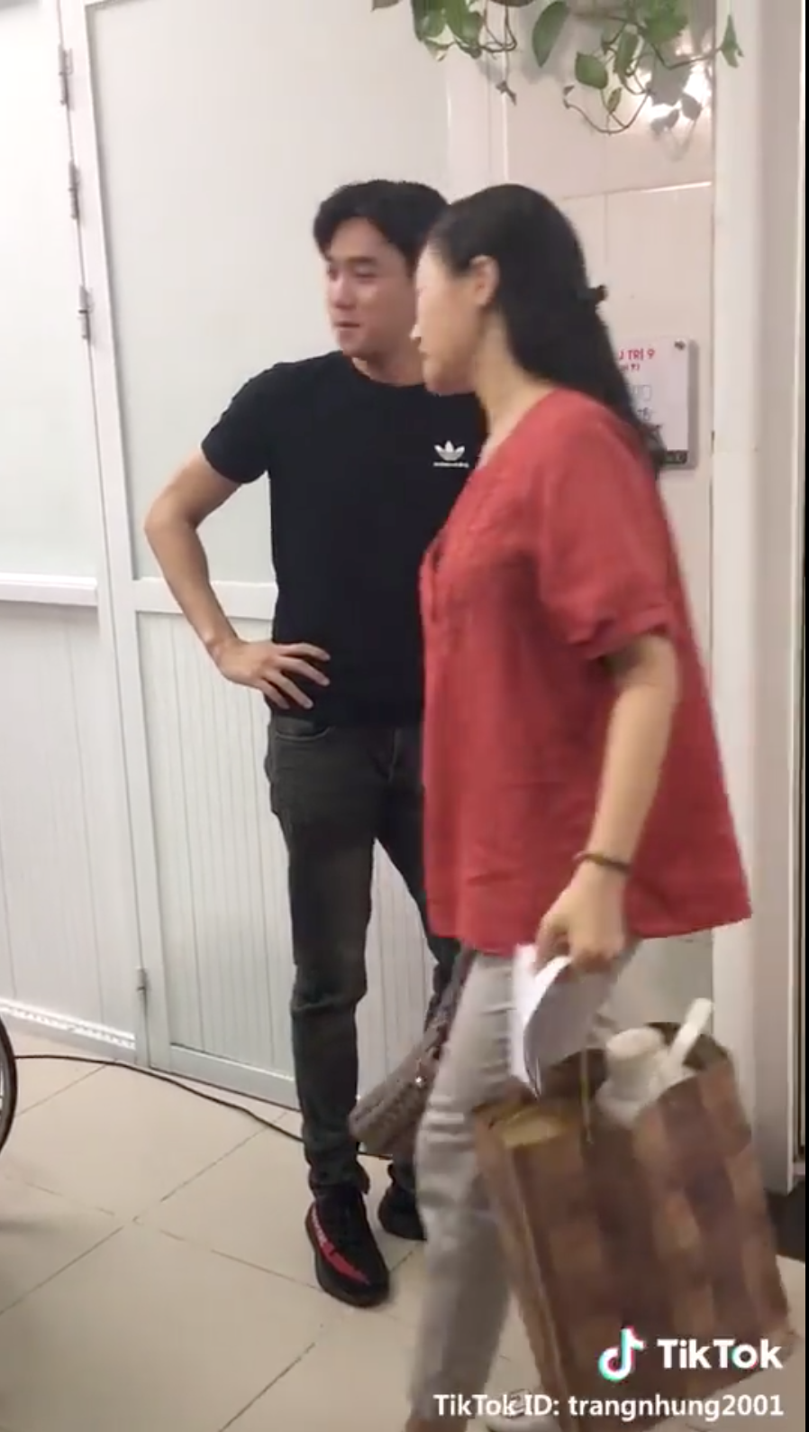 Về nhà đi con: Tiếp tục lộ clip hậu trường Vũ vui vẻ chăm sóc Thư đẻ trong bệnh viện-3