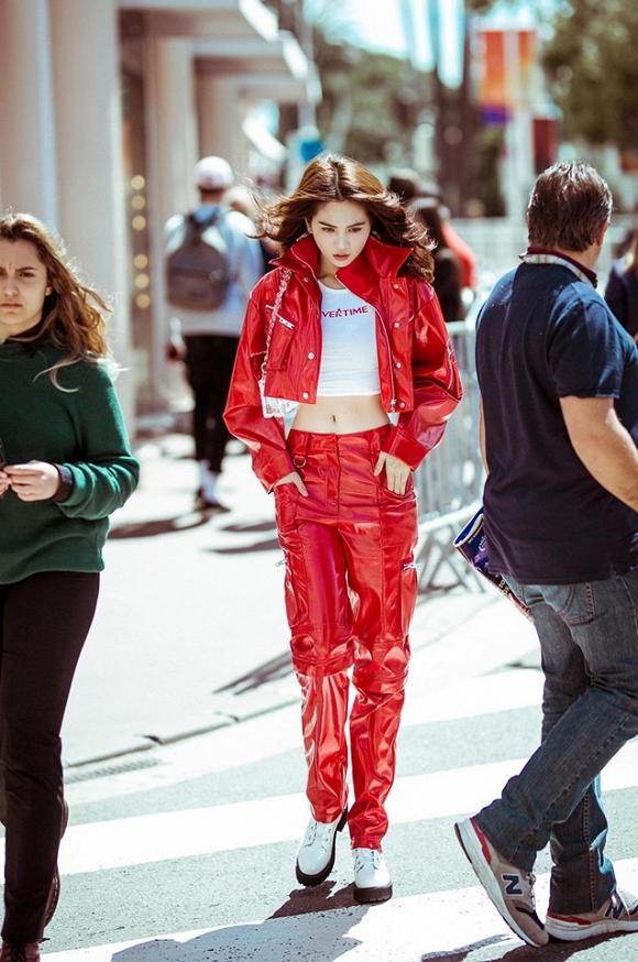 Chán hở bạo, Ngọc Trinh tung loạt ảnh kín đáo trên đường phố Cannes-1