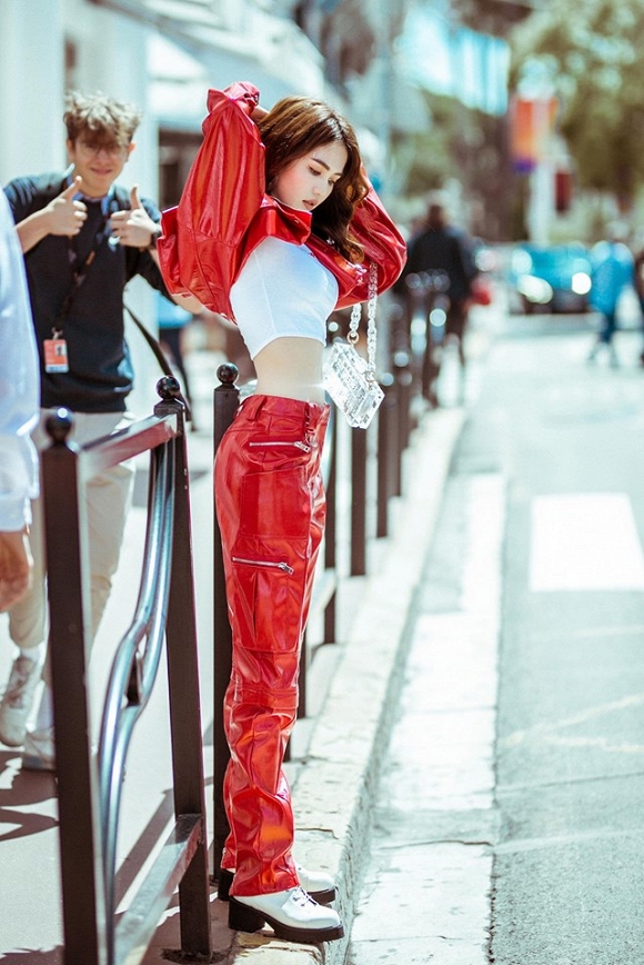 Chán hở bạo, Ngọc Trinh tung loạt ảnh kín đáo trên đường phố Cannes-2